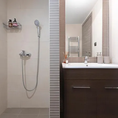 The White Tower Luxury - 2br, 1ba, 1wc By Thesskey Residences Apartamento *