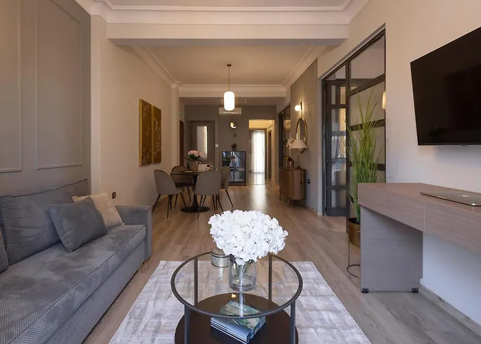 The White Tower Luxury - 2br, 1ba, 1wc By Thesskey Residences דירה