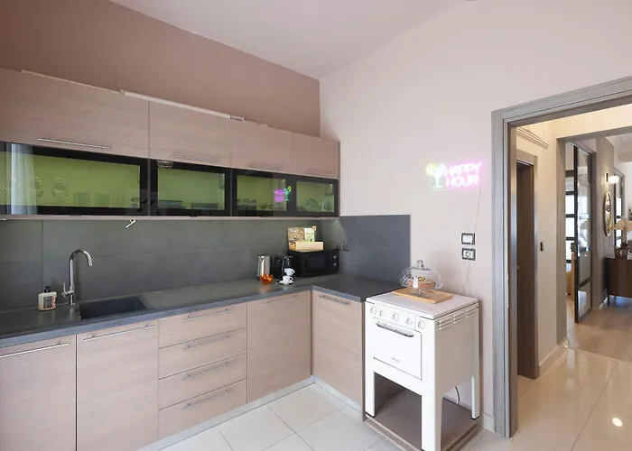 The White Tower Luxury - 2br, 1ba, 1wc By Thesskey Residences