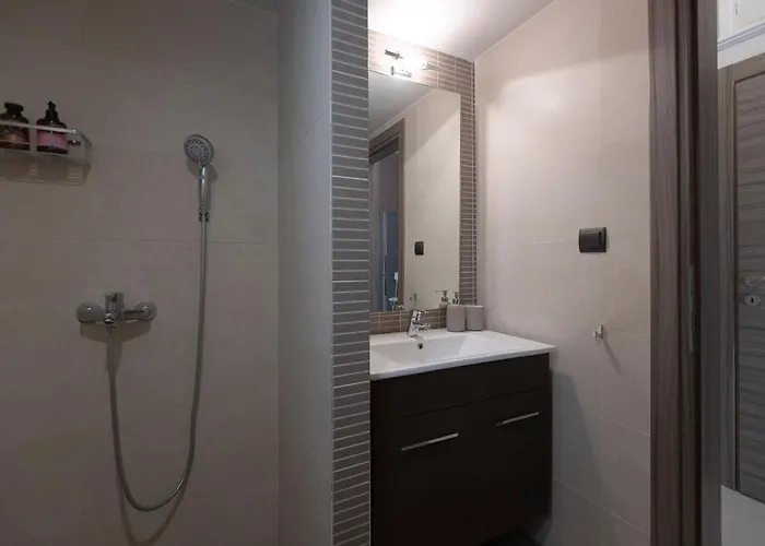 The White Tower Luxury - 2br, 1ba, 1wc By Thesskey Residences